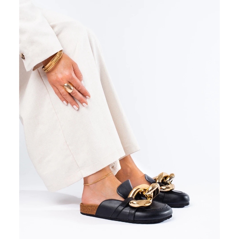 Slides pretos com uma grande corrente Shelovet 1