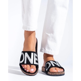 Chinelos pretos com letras prateadas na tampa da Shelovet 2