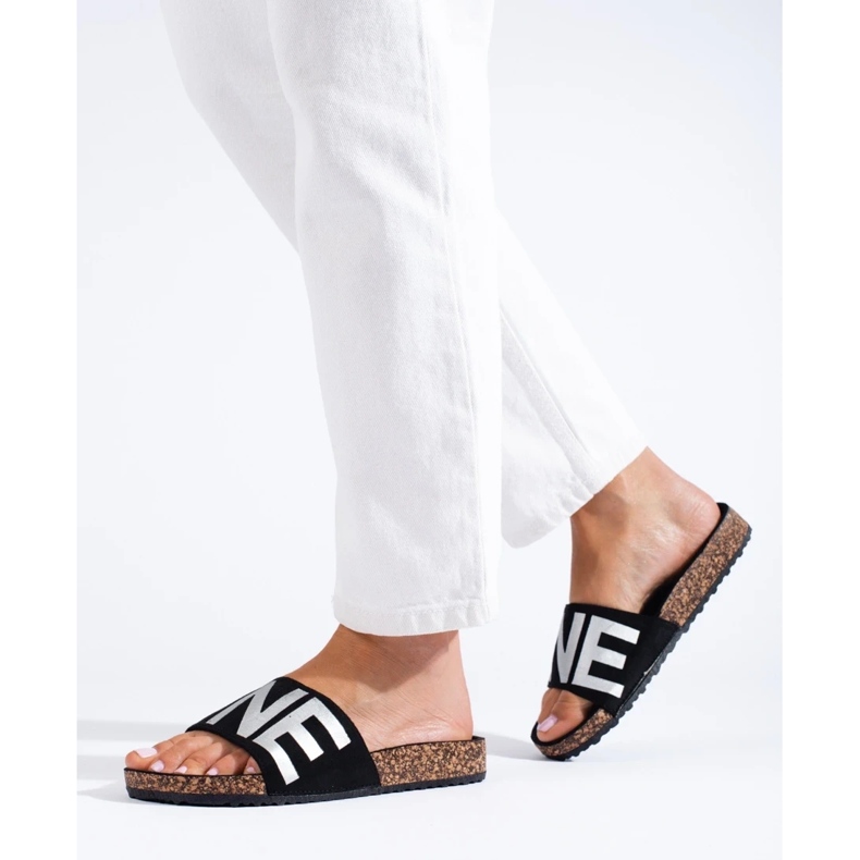 Chinelos pretos com letras prateadas na tampa da Shelovet 1