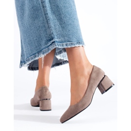 Sapatos de salto baixo em camurça Shelovet bege 1