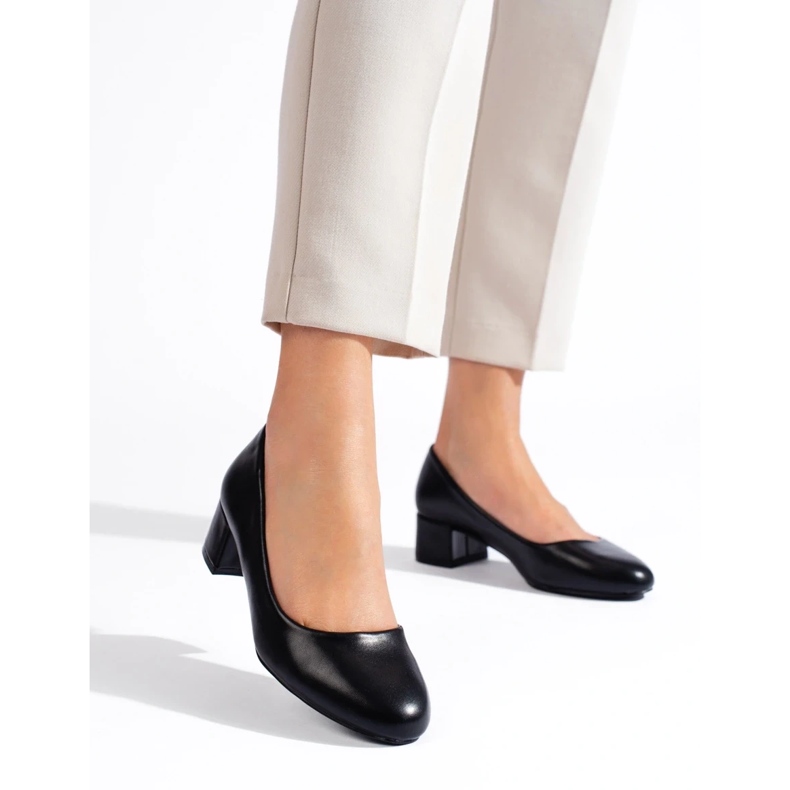 Sapatos pretos de salto baixo feminino 1