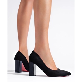 Bombas pretas femininas no poste preto 1