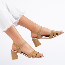 Sandálias femininas com glitter dourado 2