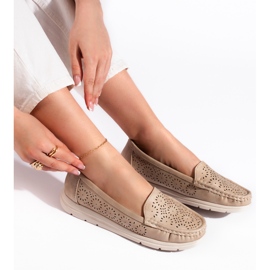 Mocassins femininos bege com aberturas 2