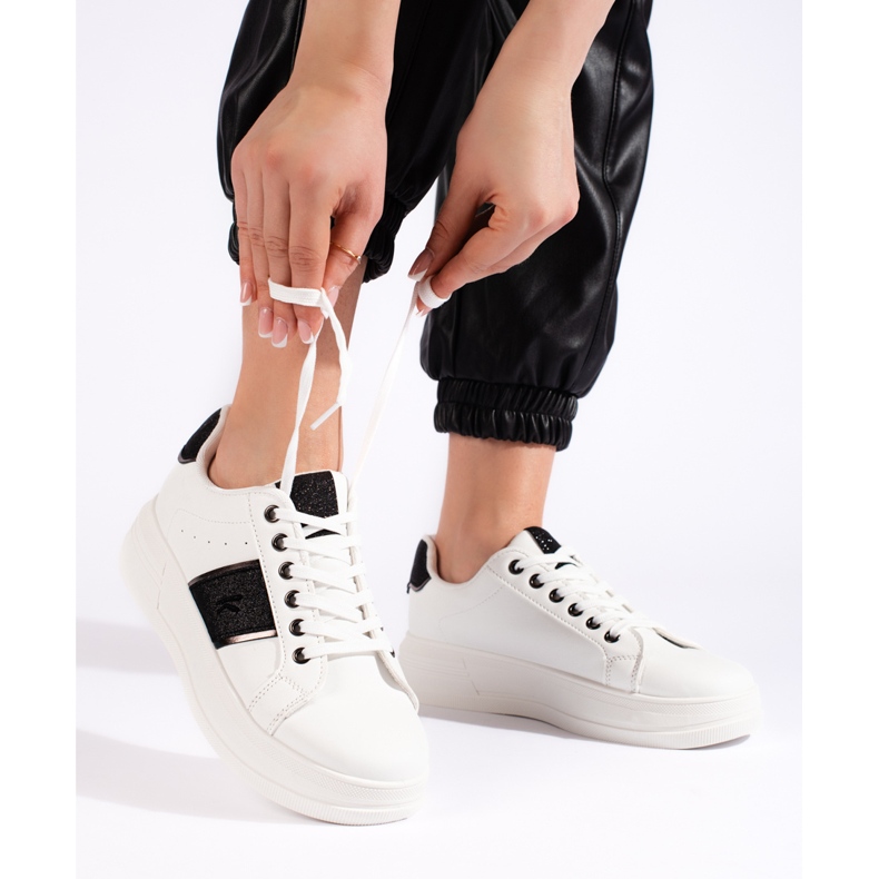 Tênis esportivo branco 2