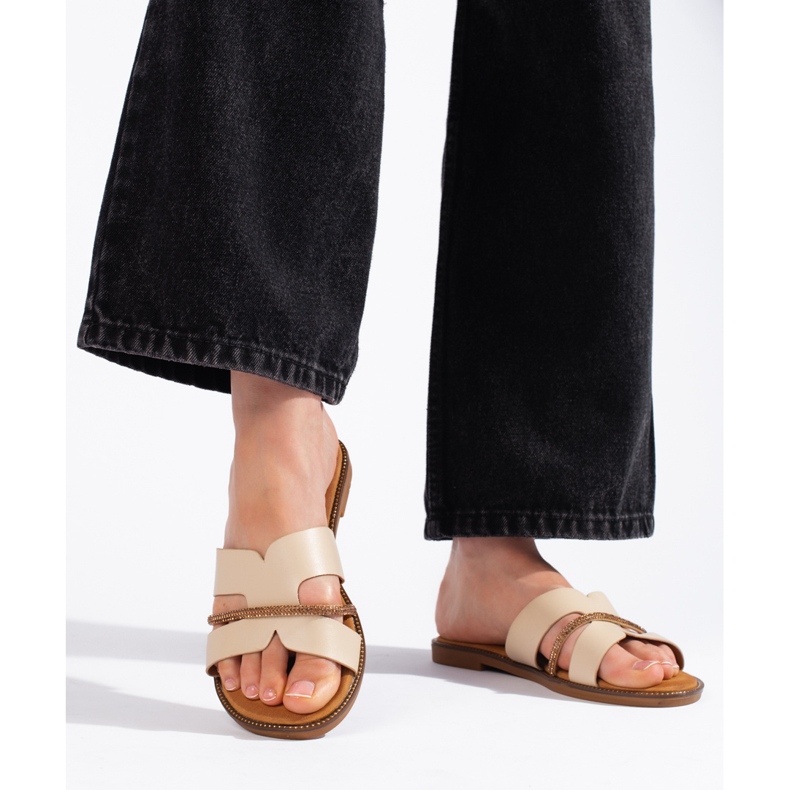 Chinelos bege femininos elegantes 2