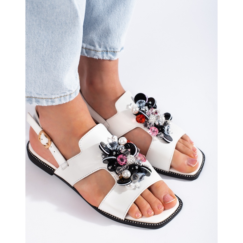 Sandálias femininas brancas com decoração branco 2 Sandálias femininas brancas com decoração branco 2