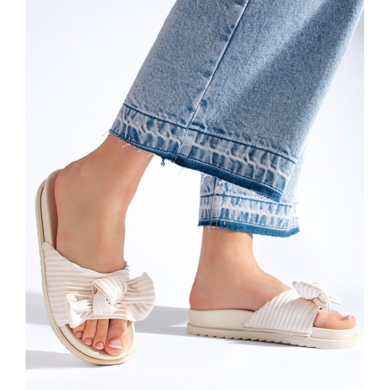 Chinelos bege com laço 2