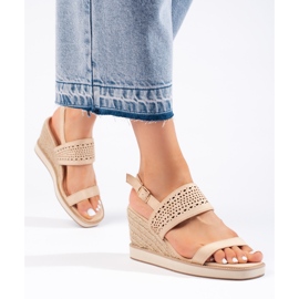 Sandálias femininas bege com cunha 2