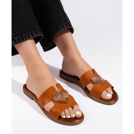 Chinelos elegantes marrons com coração dourado castanho 1