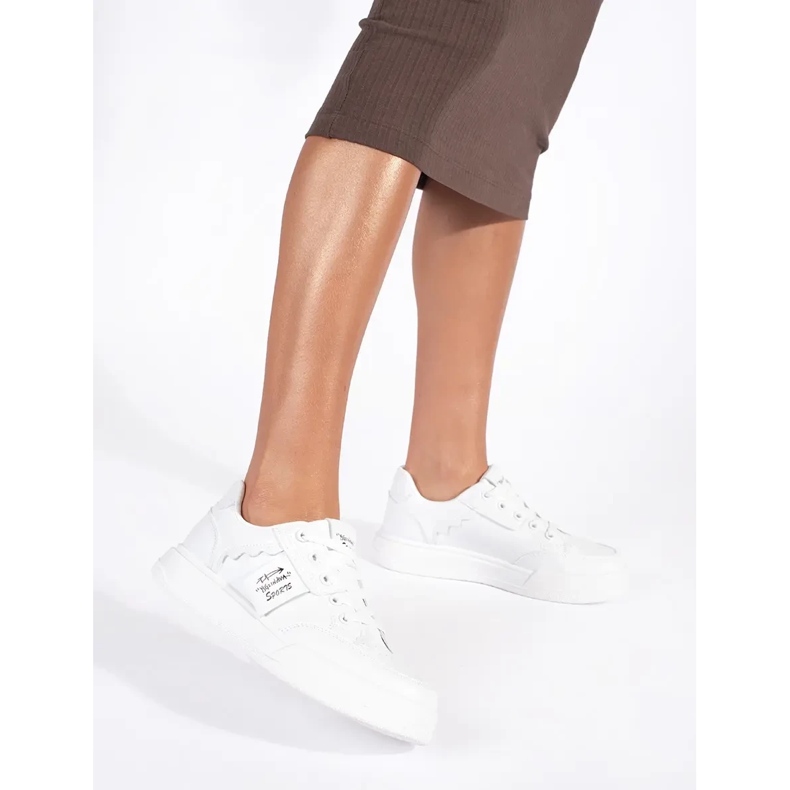 Tênis branco na plataforma 2