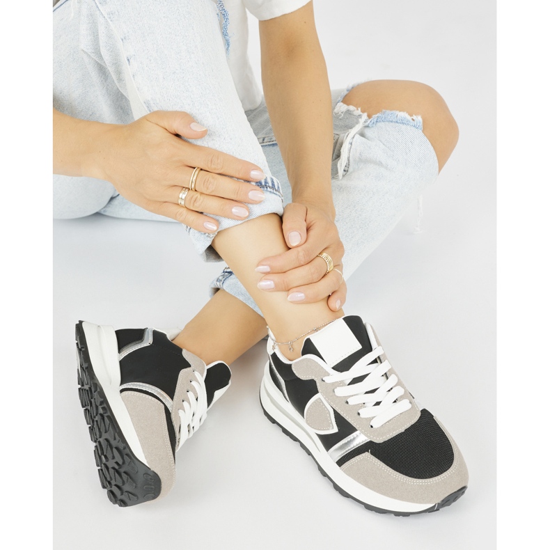 Calçados esportivos femininos pretos e bege 2