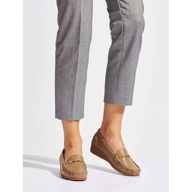 Mocassins marrons vazados com cunha baixa marrom 1