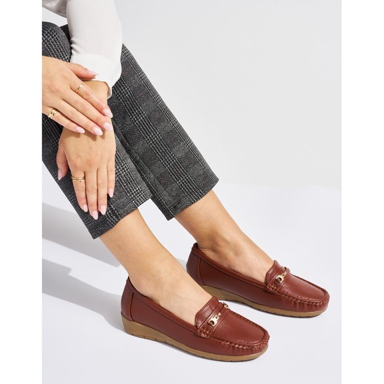 Mocassins femininos marrons com decoração marrom 1