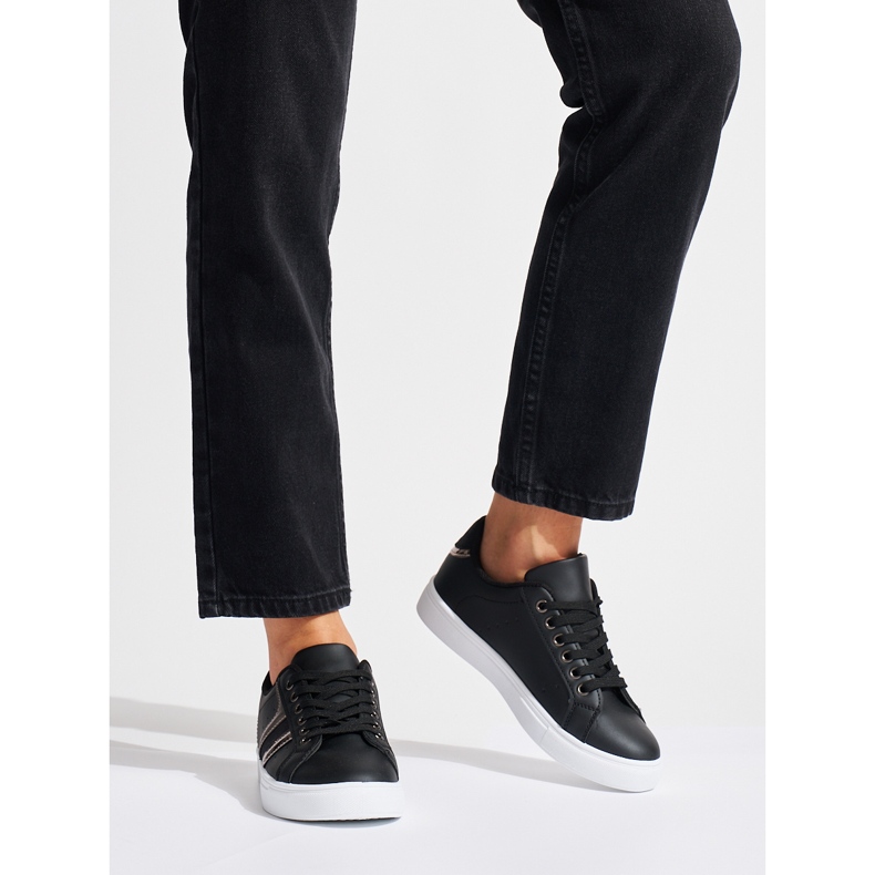 Calçado desportivo preto confortável 1