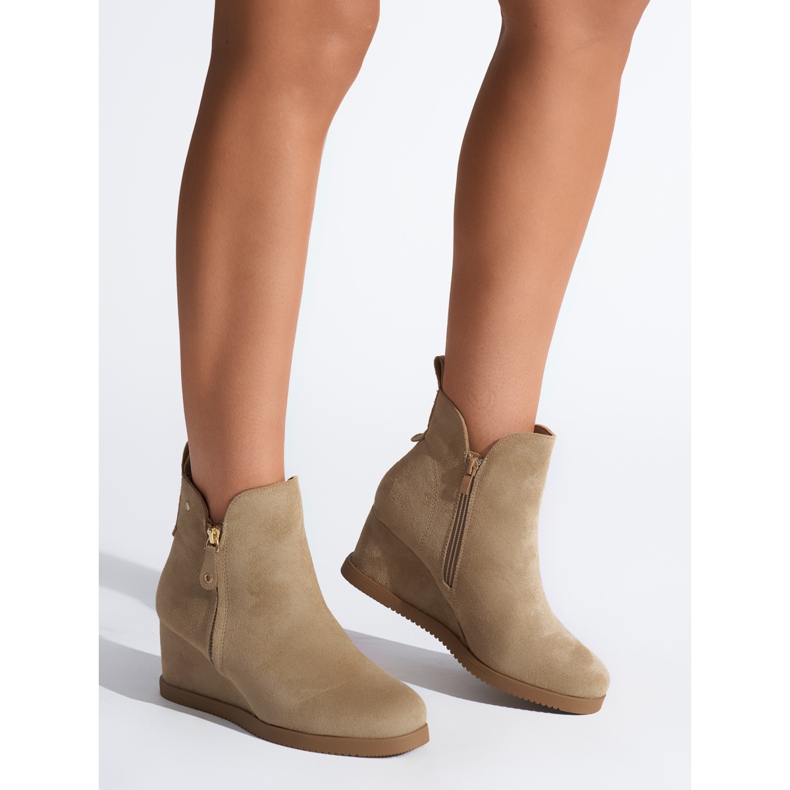 Botas femininas bege com cunha 1
