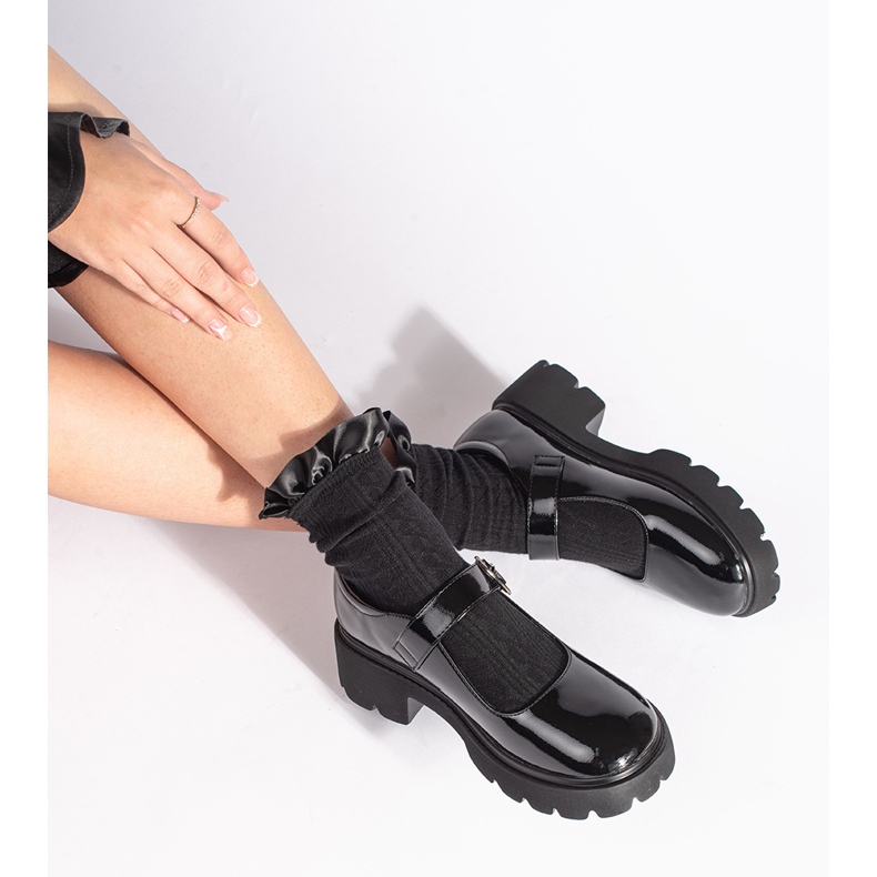 Mocassins pretos envernizados com sola grossa 2
