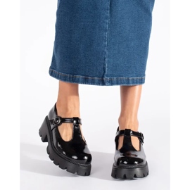 Sapatos femininos pretos envernizados com plataforma 1