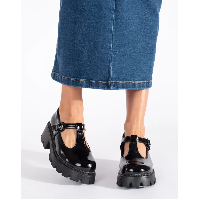 Sapatos femininos pretos envernizados com plataforma 1