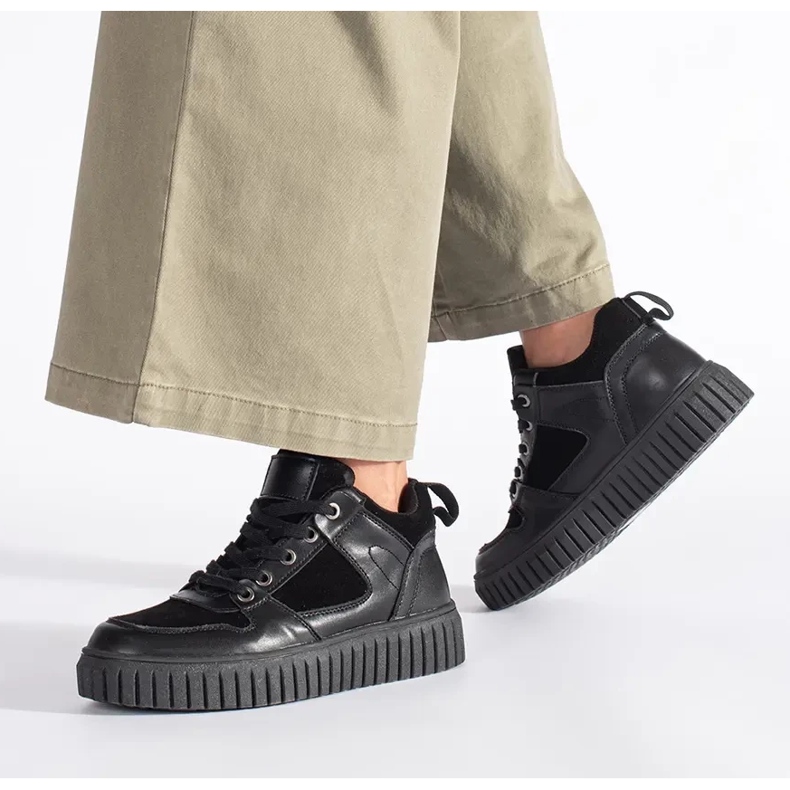 Tênis feminino preto de cano alto 2