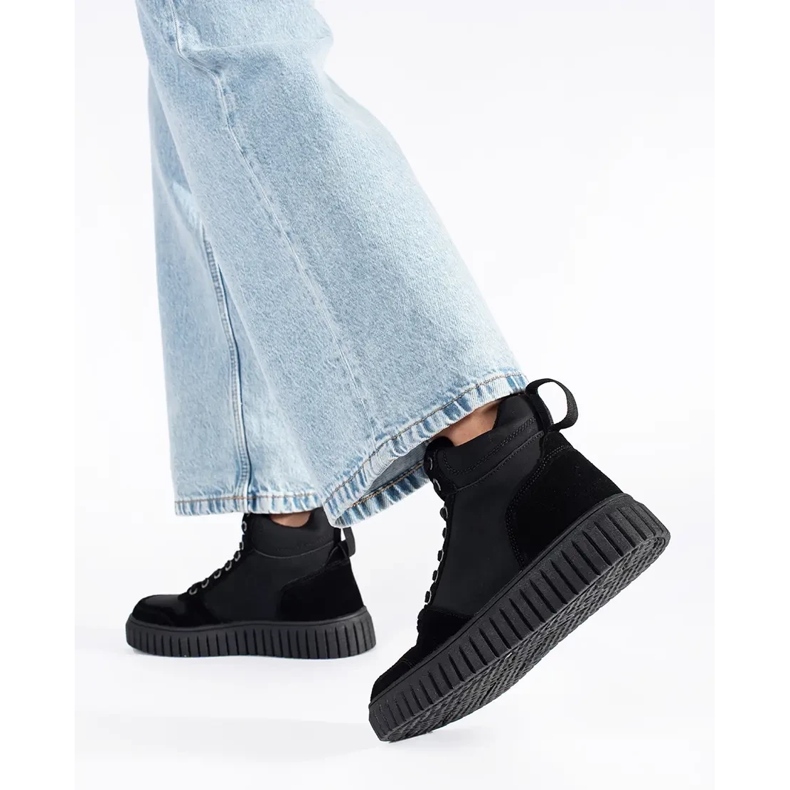 Botas pretas feitas de couro natural com sola grossa em relevo preto 1