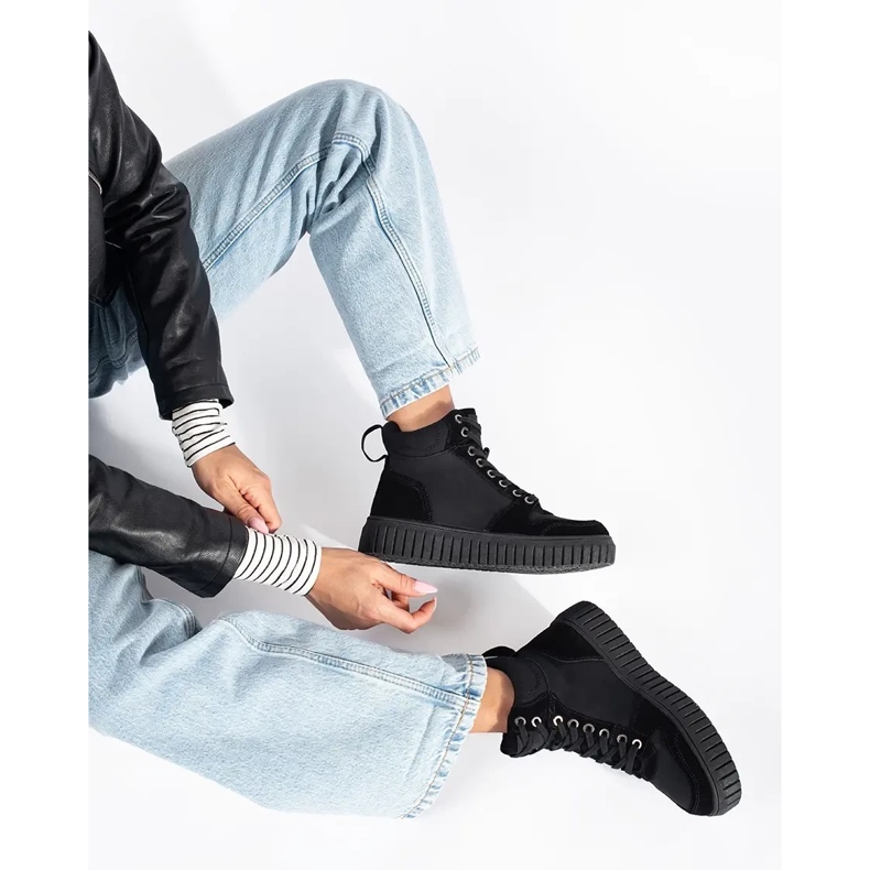 Botas pretas feitas de couro natural com sola grossa em relevo preto 2