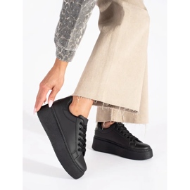 Tênis preto na plataforma 2