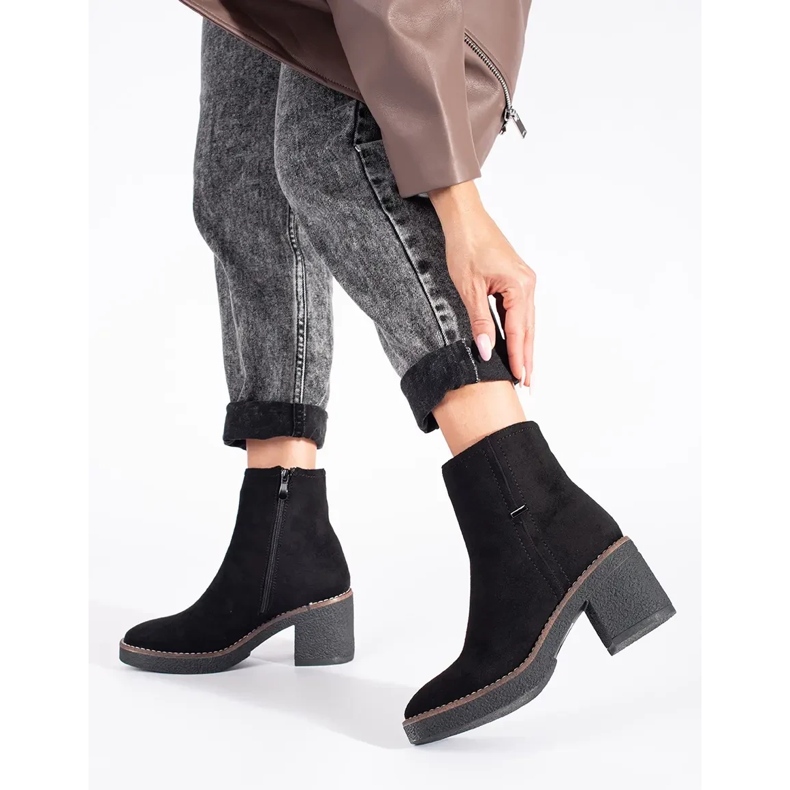 Botas pretas de camurça no poste preto 1