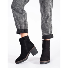 Botas pretas de camurça no poste preto 2