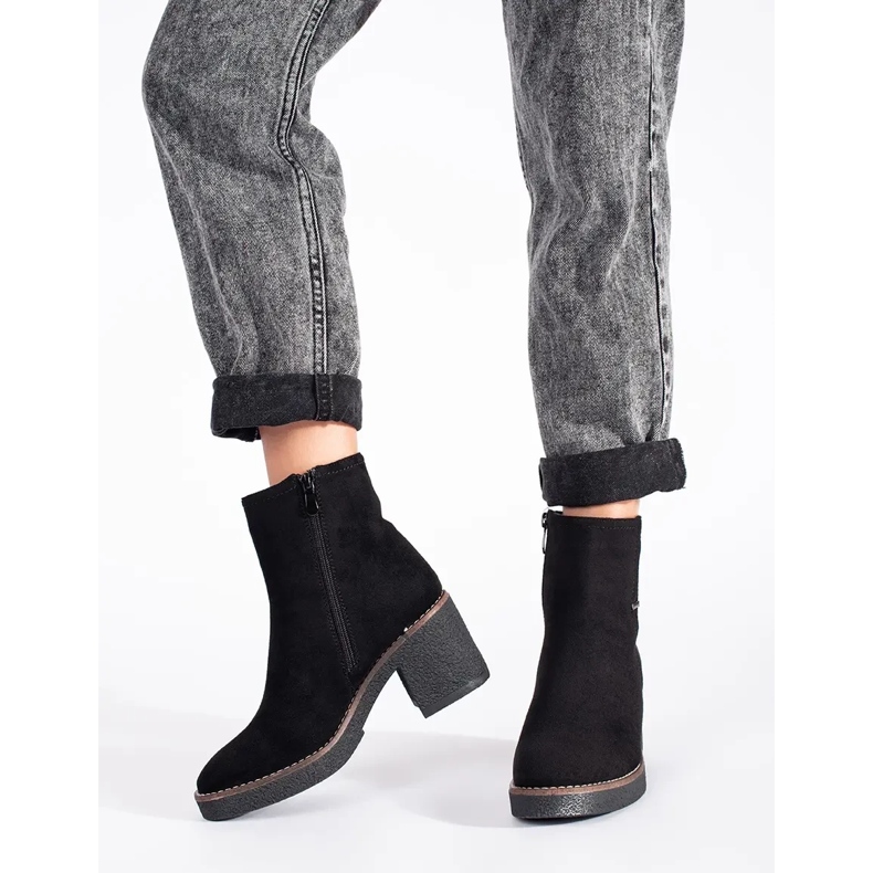 Botas pretas de camurça no poste preto 2