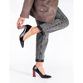 Elegantes sapatos de salto alto pretos envernizados 1