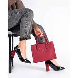 Elegantes sapatos de salto alto pretos envernizados 2