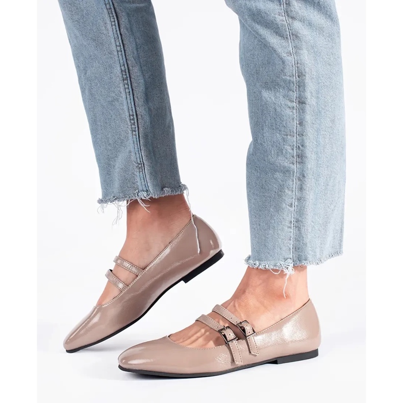 Sapatilhas bege envernizadas com fecho 1