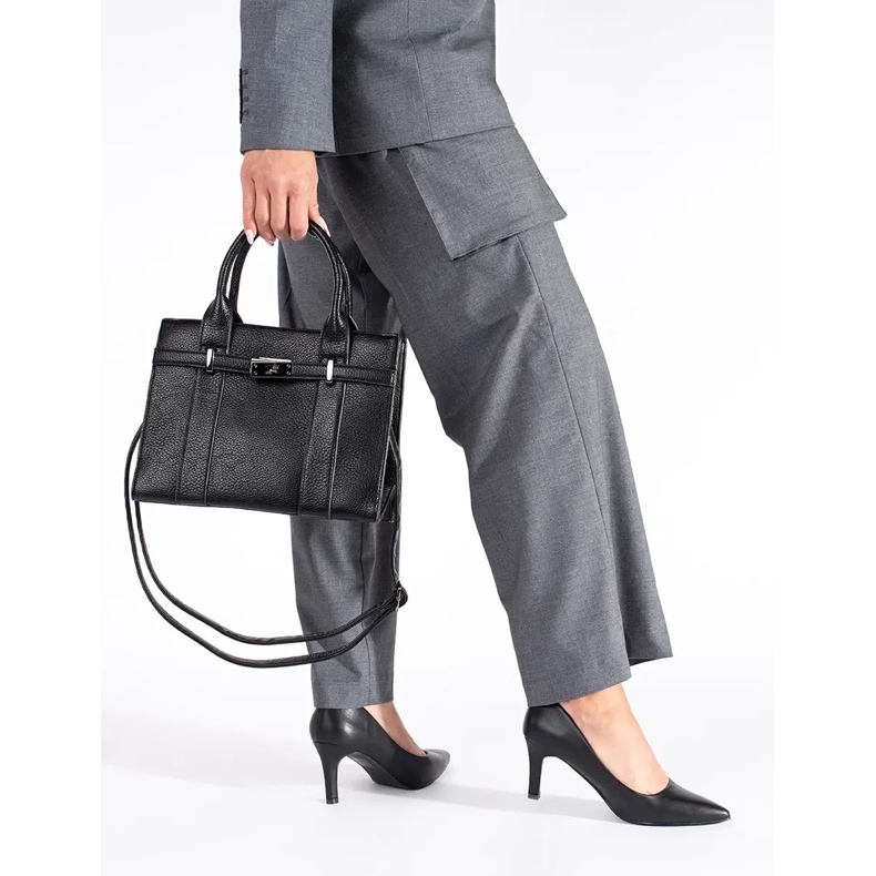 Sapatos de salto alto pretos clássicos e elegantes 1