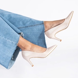 Sapatos de salto agulha clássicos e elegantes com pérolas bege 1 Sapatos de salto agulha clássicos e elegantes com pérolas bege 1