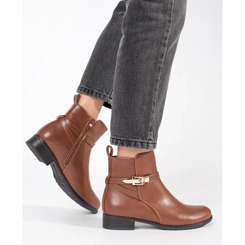 Botas femininas marrons de salto baixo com tira decorativa marrom 1