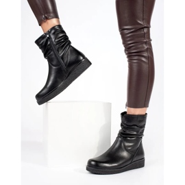 Botins femininos de couro preto com cunha baixa e parte superior com babados de Sergio Leone 1