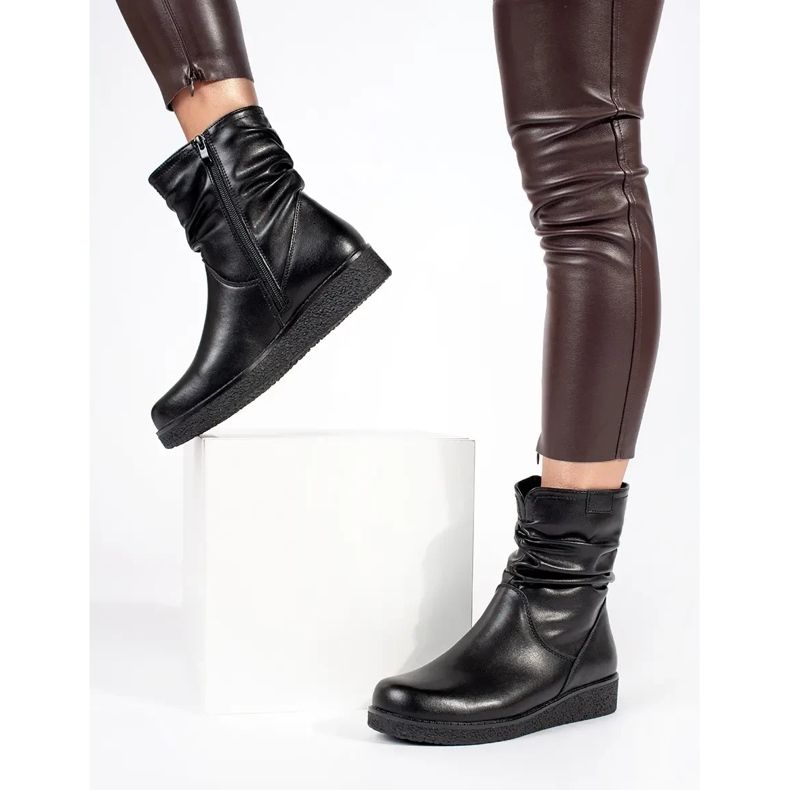 Botins femininos de couro preto com cunha baixa e parte superior com babados de Sergio Leone 1