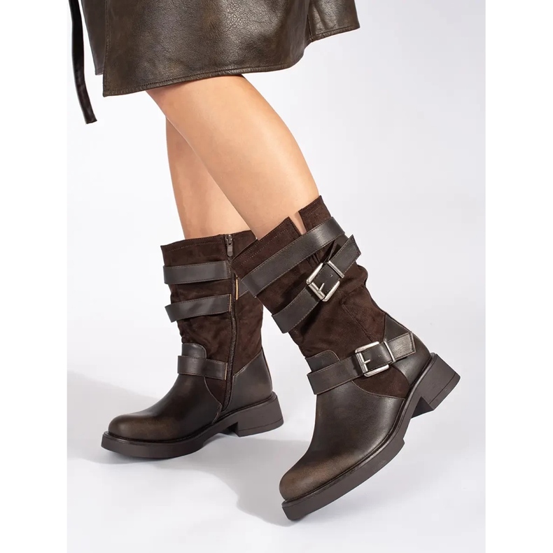 Botins castanhos de mulher com salto baixo e fivelas marrom 1