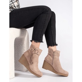 Botas femininas de camurça bege com franjas 1