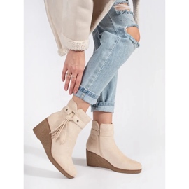 Botas femininas de camurça bege claro com franjas 2 Botas femininas de camurça bege claro com franjas 2