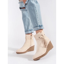 Botas femininas de camurça bege claro com franjas 1 Botas femininas de camurça bege claro com franjas 1