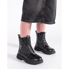 Botins pretos com atacadores e isolamento de pele 1