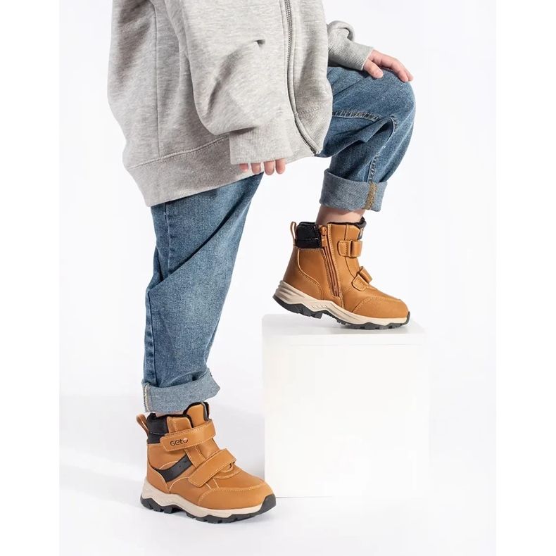 Botins de menino isolados com velcro castanho 2