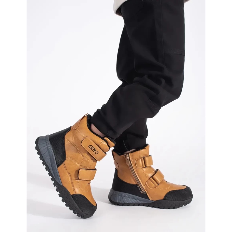 Botins de menino isolados com velcro castanho 1