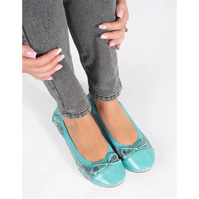 Sapatilhas azuis com padrão de cobra e laço azul 1