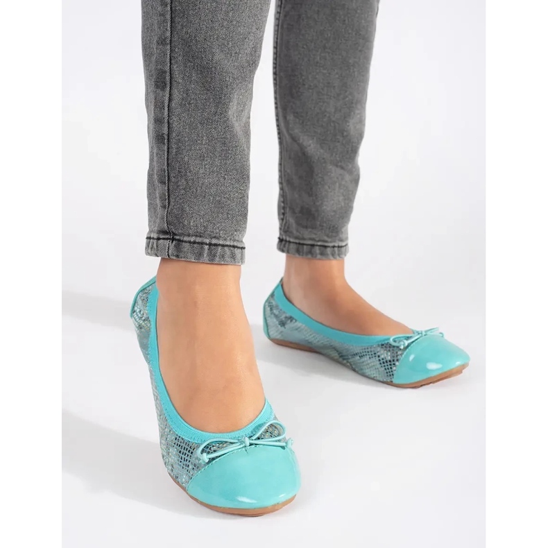 Sapatilhas azuis com padrão de cobra e laço azul 2