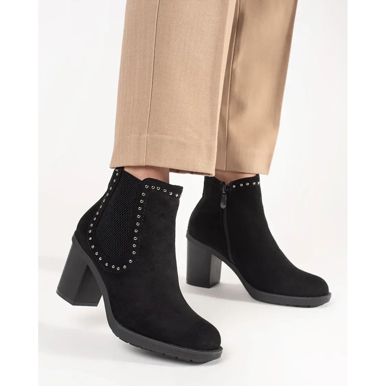 Botas de camurça preta no post decorado com strass preto 1