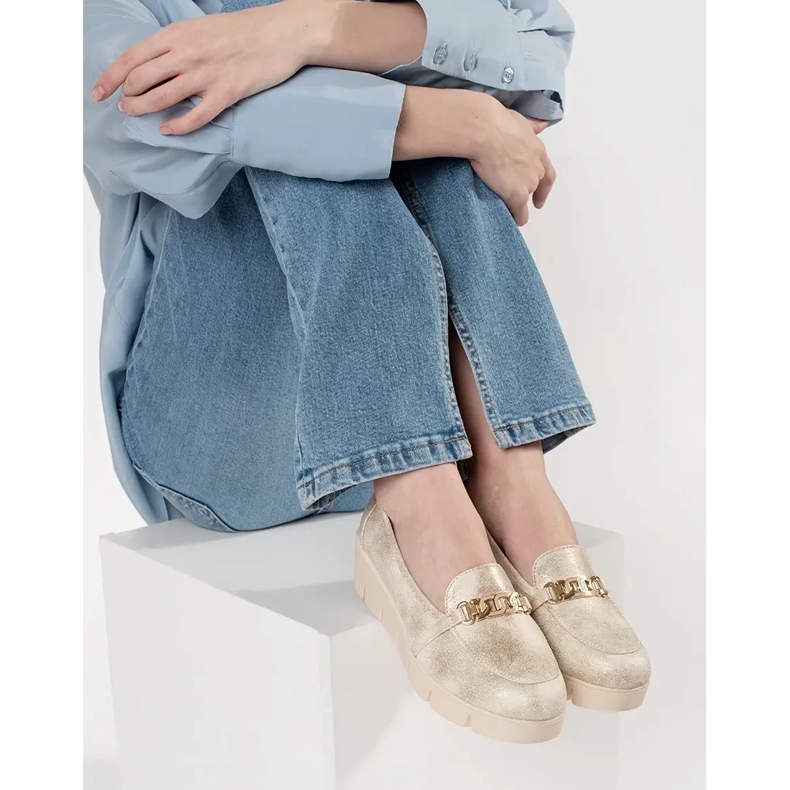 Goodin Mocassins Golden Wedge com uma corrente dourado 2