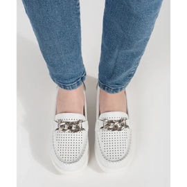 Goodin Mocas brancas de couro com uma corrente na plataforma branco 1